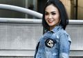 Nggak Monoton, Kaftan Model Jumpsuit ala Yuni Shara Bikin Penampilanmu Makin Kece Selama Libur Lebaran
