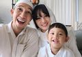 Pakai Kain Tradisional Nusantara, Ini Gaya Andien dan Keluarga Kecilnya saat Lebaran