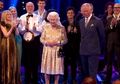 Sama Seperti Kita, Inilah 2 Hal yang Wajib Ada di Tas Ratu Elizabeth