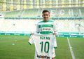 Egy Maulana Vikri Pose Bareng Model Cantik ketika Perusahaan Indonesia Jadi Sponsor Lechia Gdansk