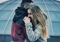Bukan Hanya Romantis, Ini Ragam Manfaat Tak Terduga Berpelukan dengan Pasangan!