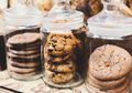 Supaya Toples Kue Kering Awet, Cuci dan Simpan Dengan Cara Ini!