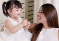 Lihat Gaya Aurel Hermansyah Suapi Adiknya Pakai Tangan, Sudah Cocok Jadi Ibu, Nih!