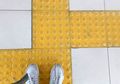 Sering Ada di Tempat Umum, Apa Fungsi Garis Kuning Ini?