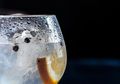 Dari Mana Asal Air yang Muncul di Luar Gelas Minuman Dingin?