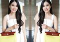 OOTD Kasual Sandra Dewi Kenakan Cut Out Shirt Super Unik Modis Banget, Intip yuk!