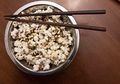 Makan Popcorn Menggunakan Sumpit dan Cara Unik Mengatasi Salah Satu Masalah 'Klasik' dalam Hidup