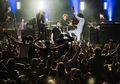 Gokil! Peter Crouch Ikutan Moshing dalam Sebuah Konser Musik Rock