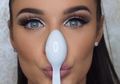 Gampang Banget! Ini 5 Trik Makeup Menggunakan Sendok Makan
