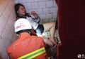 Mabuk Berat, Wanita ini Menangis Terperosok dalam Toilet Jongkok dan Kakinya Terjepit