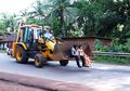 Bukan Naik Mobil Mewah, Pria Ini Bawa Pulang Pengantinnya Dengan Naik Eskavator
