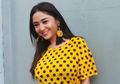 Lihat yuk Pesona Dewi Persik dalam Balutan Busana Anak Millennials, Kece Abis!