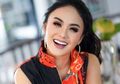 Duh, Saking Laparanya, Yuni Shara Enggak Malu Makan di Warung dengan Pakaian Seperti Ini