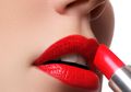 7 Perempuan Ini Buktikan Jika Lipstik Merah Cocok untuk Semua Warna Kulit!