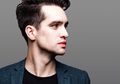 Salut! Vokalis Panic! At The Disco Buat Organisasi yang Perjuangin HAM