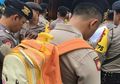 Demi Turuti Keinginan Anak, Polisi ini Rela Gendong Tas Lucu Saat Bertugas