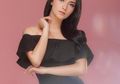 Memakai Kebaya, Citra Kirana Tampil Anggun di Pernikahan Kakaknya