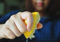 Waspada! 5 Hal Buruk Ini Bisa Terjadi Kalo Kebanyakan Minum Air Lemon