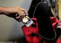 Hati-Hati, Girls! Wajib Tahu 7 Tips Menghindari Copet di Tempat Belanja yang Ramai