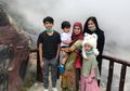Mulan Jameela Unggah Foto Bersama Anak dan Keluarga, Siapa yang Bercadar Didekatnya?