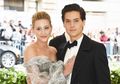 Sempat Dikabarkan Putus, Ini Tanda Lili Reinhart dan Cole Sprouse Masih Bersama!