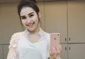 Ayu Ting Ting Kenakan Dress Bahan Tenun Khas NTT Saat Pemotretan, Manis Banget!