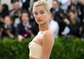 Fashion Red Carpet Terbaik Hailey Baldwin Dari Tahun ke Tahun, Stunning!