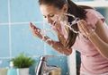 Bilas Air Dingin di Wajah Sebelum Dandan, Hasilnya jadi Beda Banget, Lo!