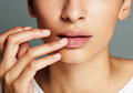 Ini 4 Langkah Tepat Scrub Bibir & 3 Hal yang Perlu Diperhatikan!