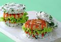 Burger Nasi Ayam Ini Bisa Jadi Sarapan Sekaligus Bekal, Bikinnya Hanya 20 Menit!
