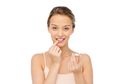 Jangan Terbiasa Menjilati Bibir Saat Kering, Ini Dia 3 Tips Gunakan Lip Care