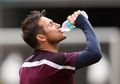 Ini Alasannya Mengapa Pemain Sepak Bola Sering Menyemburkan Minumannya