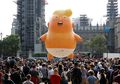 "Bayi Trump" Akhirnya Diterbangkan Saat Kunjungan Trump Ke Inggris