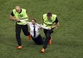 Nekat, Perempuan Ini Masuk ke Lapangan Pertandingan Final Piala Dunia