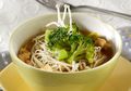Jangan Pikir Panjang, Brokoli Kuah Miso Ini Pasti Enak Siapa pun yang Membuatnya
