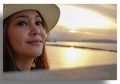 4 Gaya Busana Liburan Pakai Topi Ala Maia Estianty, Mana yang Paling Menarik?