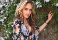 Cuma Pakai Tank Top dan Celana Jins, Begini Gaya Simpel Cinta Laura yang Tetap Seksi dan Memikat!