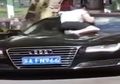 Pergoki Suami Selingkuh, Wanita Ini Nekat Naik ke Kap Mobil Suaminya yang Sedang Bersama Selingkuhannya