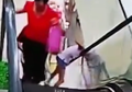 Ngeri, Kepala Gadis Ini Tersangkut dan Terseret Eskalator yang Berjalan