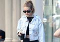 Gigi Hadid Kenakan Kalung Emas Berukir Nama Sang Kekasih