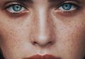 Bukan Sebagai Teman Makan, Pria Ini Justru Menggunakan Bubuk Cabe untuk Riasan Freckles, Gokil!