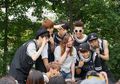 10 Interaksi Manis Idol Kpop dengan Fansite Masternim. Bikin Iri!