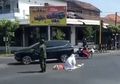 (Video) Wanita Tulungagung Ini Sholat di Tengah Jalan Raya dan Dijaga Tentara