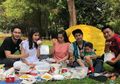 Biasanya Mewah, Giliran Pikinik, Nagita Slavina Malah Makan Nasi Kotak di Atas Rumput!