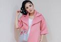 Manisnya Penampilan Elegan Nindy Ayunda Dalam Balutan Outfit Rancangan Sapto Djojokartiko