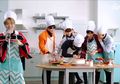 20 Momen Idol Kpop yang Lagi Mencoba Masak. Bikin Ngakak Banget!