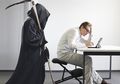 Sering Kita Lakukan, 5 Hal Ini Ternyata Sama Mematikannya Dengan Merokok! Salah Satunya Duduk Sepanjang Hari