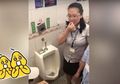 Demi Buktikan Toilet Perusahaannya Bersih, Seorang Manajer Makan Nasi dari 'Closet' Pria!