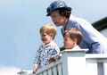 24 Foto Ratu Elizabeth dari Tahun ke Tahun, Ada Pangeran Harry Saat Masih Kecil!