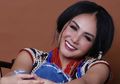 Jago! Contek Cara Makan Anggun Yuni Shara Ini, Lipstick Tidak Akan Terhapus!